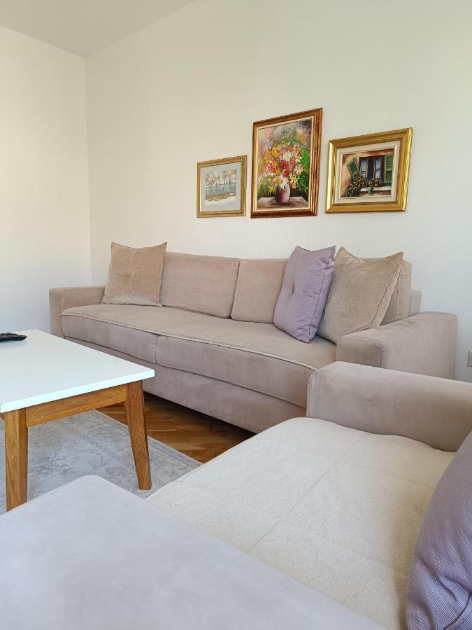 Apartma Sara *